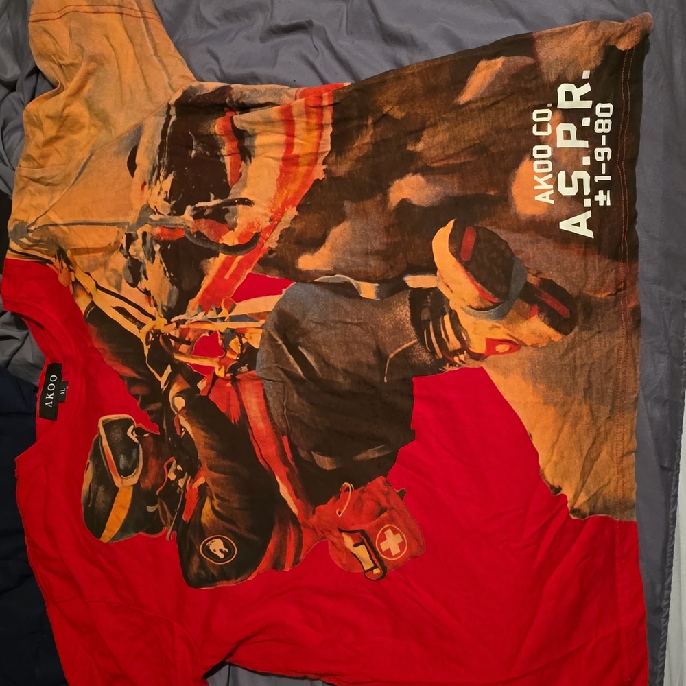 Akoo Mens XL red and gold graphic tee
